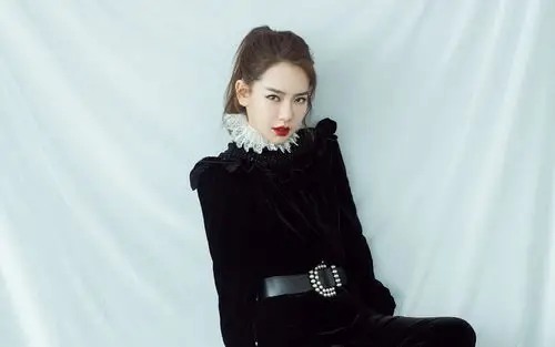 戚薇黑衣红唇性感高清桌面壁纸