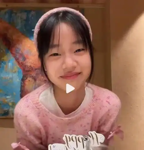 小s小女儿12岁生日惊艳亮相鬼马精灵比姐姐还美蛋糕前展现