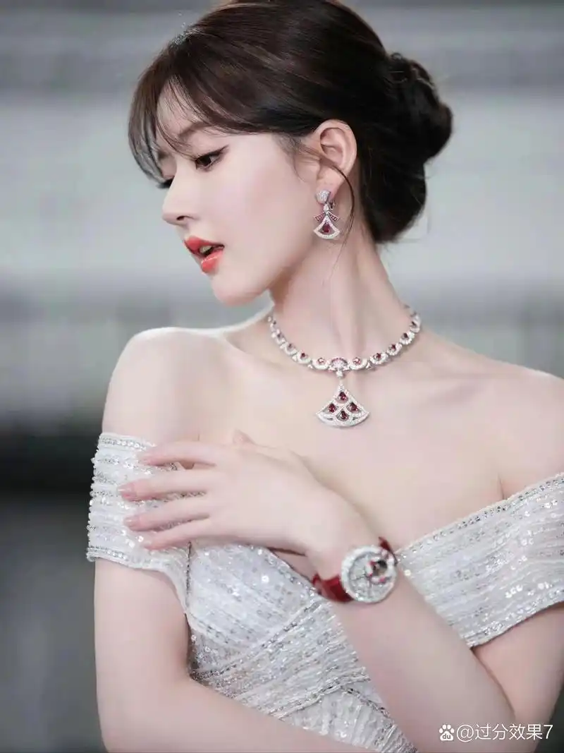 2,刘德华被某个导演告了,而且对方还要求他赔偿自己一亿 某女星因为