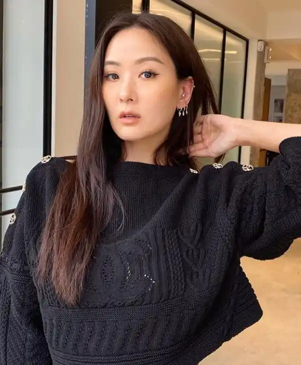 孙芸芸经常在社交平台分享与女儿廖思惟的合照,因为发型妆容穿衣相似