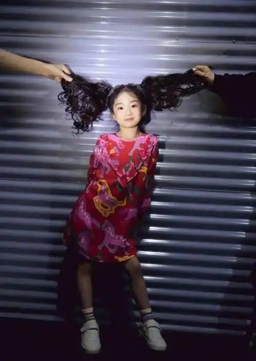 拍摄生日写真比小模特有范,和妈妈太相似_lucky_动作_造型