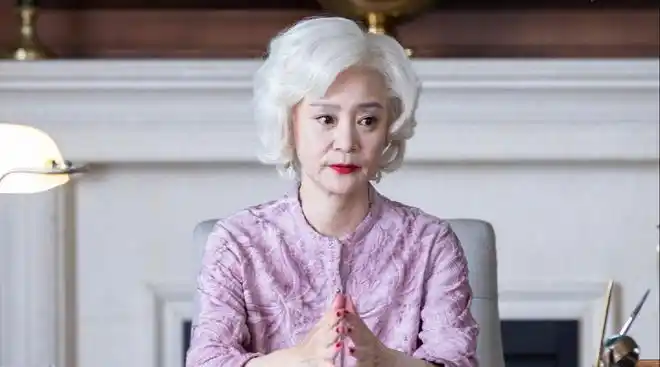 舒淇晒白发照叶童满头银丝62岁刘雪华满头白发美艳动人