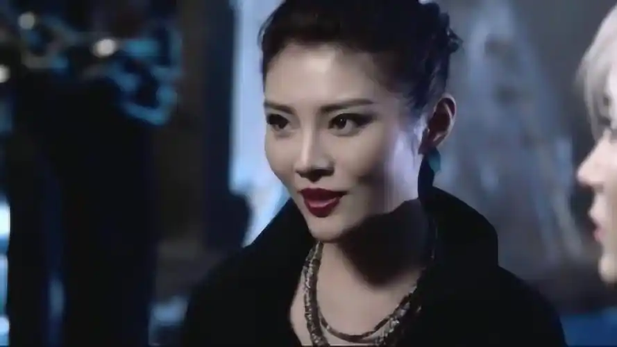 王牌逗王牌黄晓明被逼活吞毒虫性感的胡然用嘴把毒虫吸出来