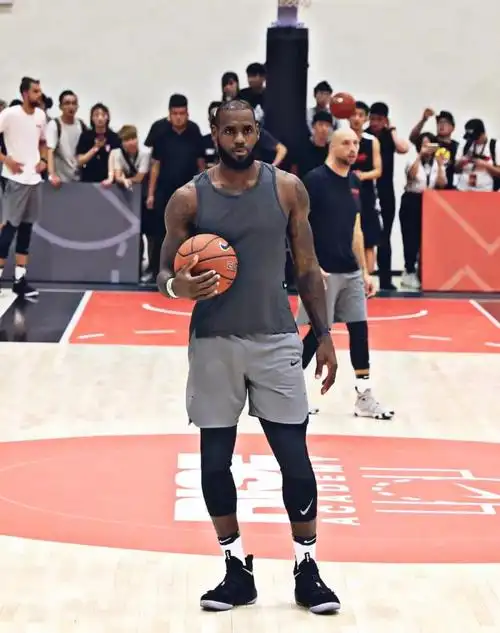 (猛)男 身高&体重:180cm, 90kg 常打的位置:中锋 最喜欢的球鞋:詹姆斯