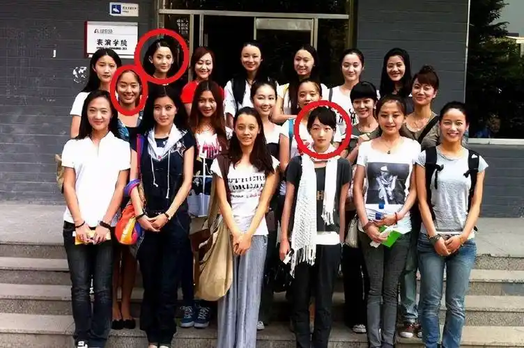 毕业于北京电影学院2011级表演系,和周冬雨,古力娜扎,徐晓璐是同学