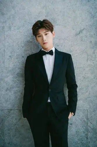 男演员邢昭林帅气有型西装写真