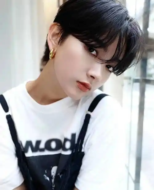 帅气中分女士短发,一看就不一样,喜欢就试试_发型_女性_魅力