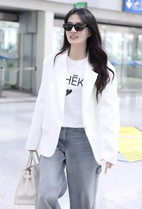 徐璐美丽登场北京机场时尚搭配展现年轻大明星风范