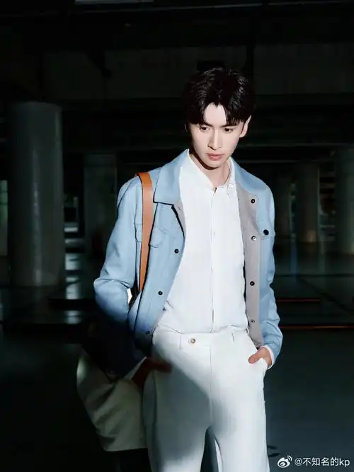 张云龙侧颜好绝#不愧是我们的大帅哥呀,咱就是说张云龙好清晰的下颌