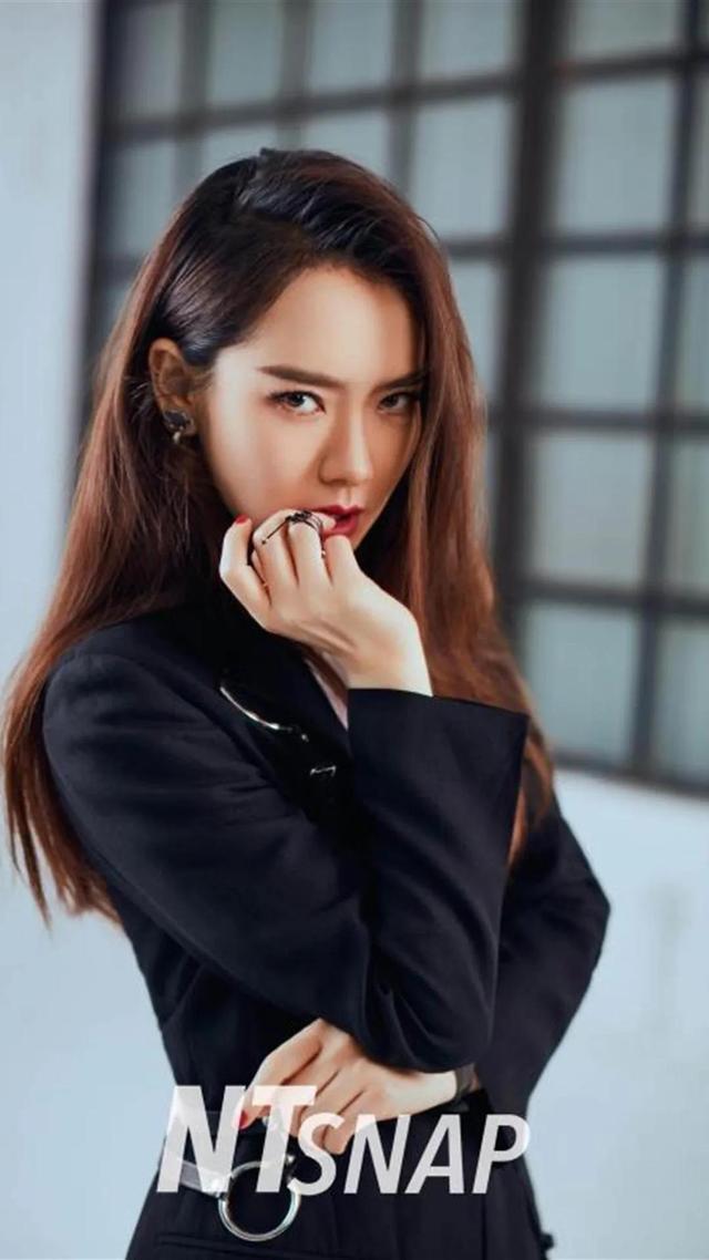 高冷女王戚薇高清手机壁纸